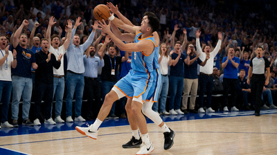 NBA篮球比赛中的激烈对抗瞬间，球员在空中争抢篮板球，场边观众激情欢呼